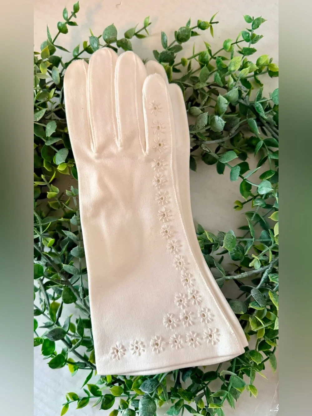 Crescendoe Gloves ivory with eyelet embroidery detail